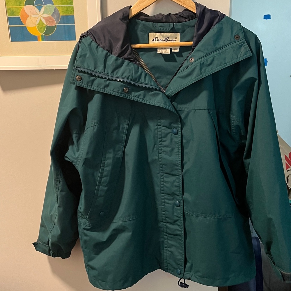 Lovely Petite Eddie Bauer Nylon Goretex Green All Weather Coat. Freshly washed